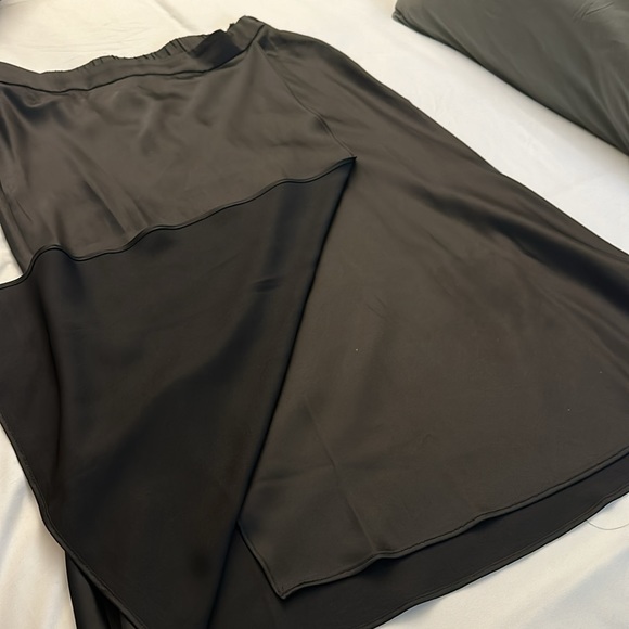 Black midi skirt - Picture 2 of 4